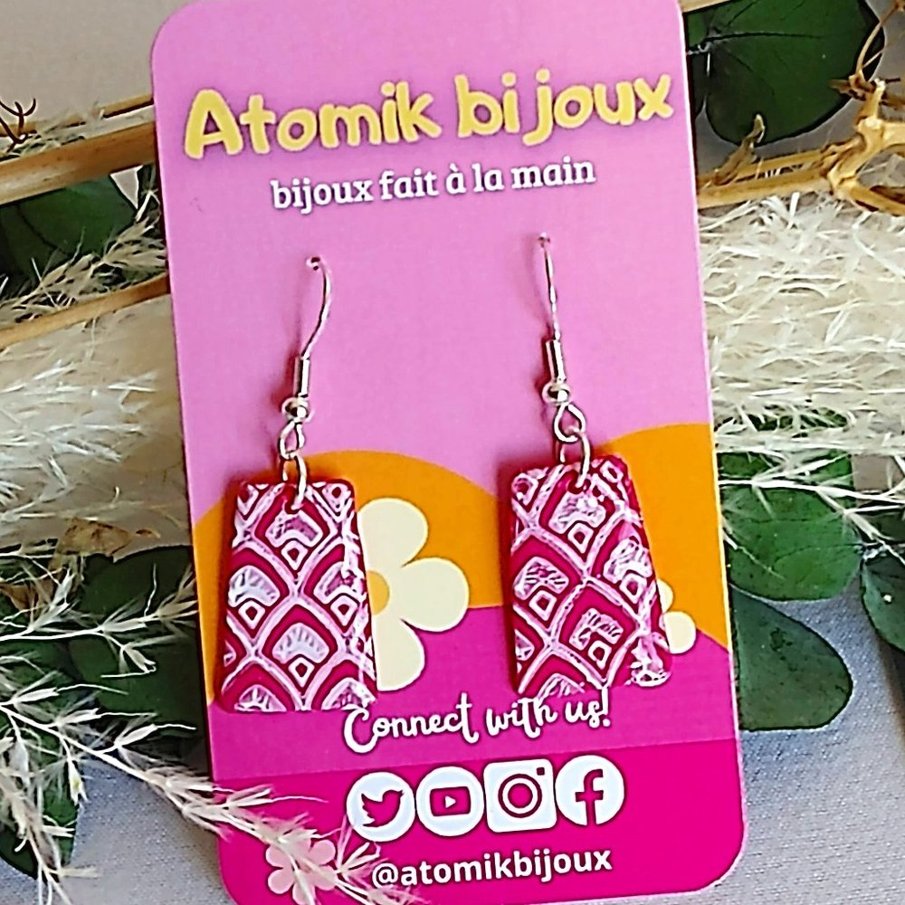 Handmade pink and white polymer clay earrings. Boucles d'oreilles fait à la main